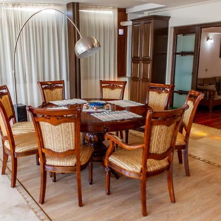 Spacious Apartment In City Centre 雅西 外观 照片