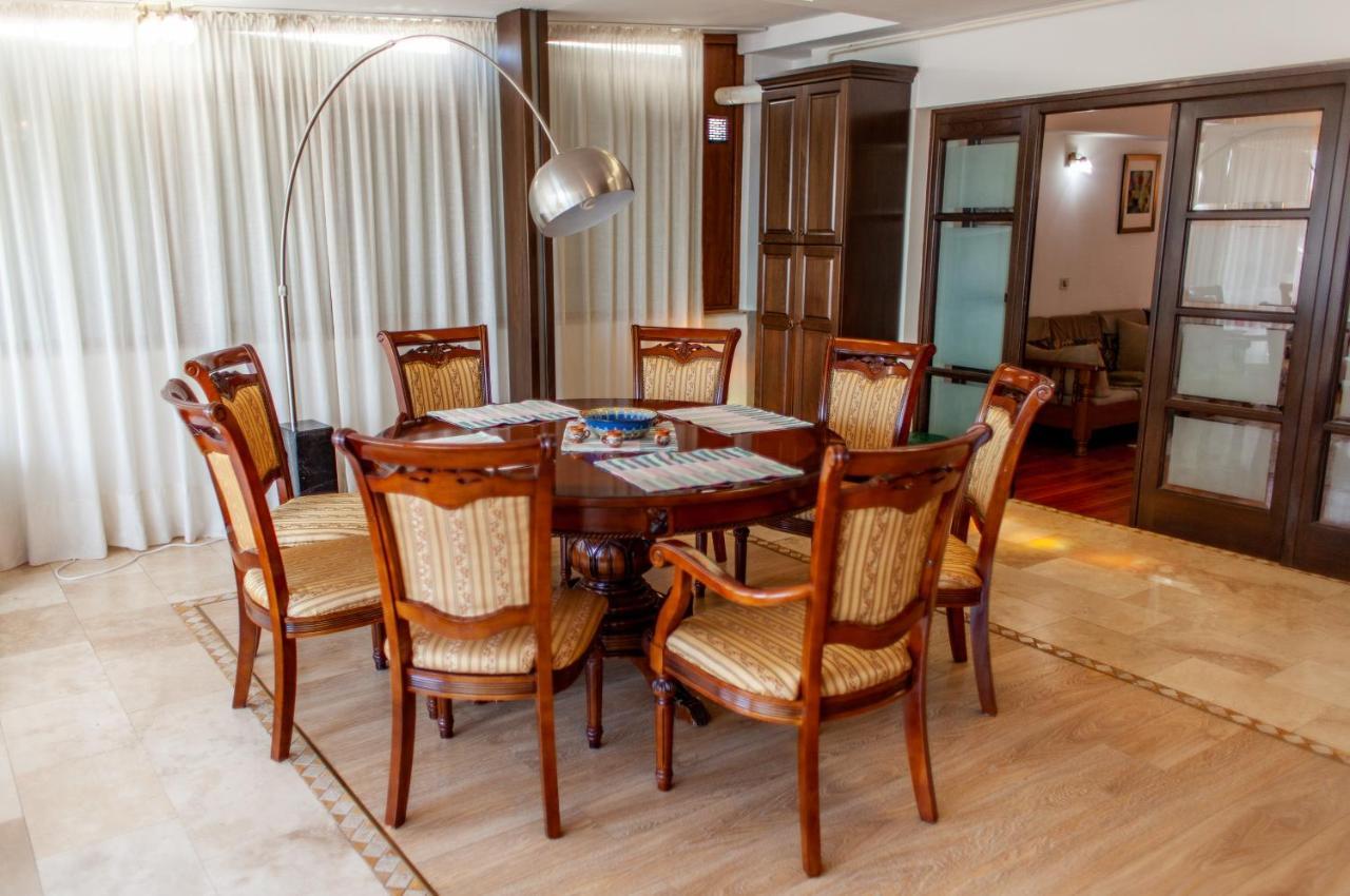 Spacious Apartment In City Centre 雅西 外观 照片