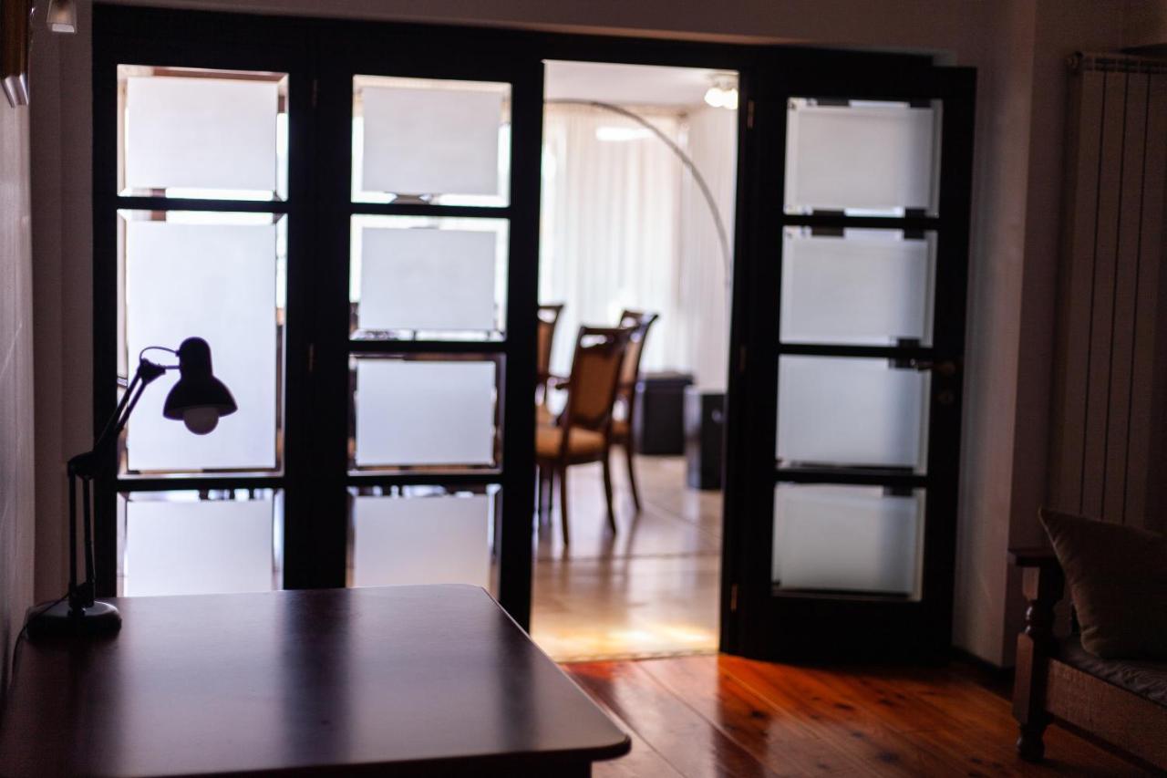 Spacious Apartment In City Centre 雅西 外观 照片
