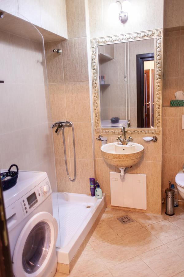 Spacious Apartment In City Centre 雅西 外观 照片